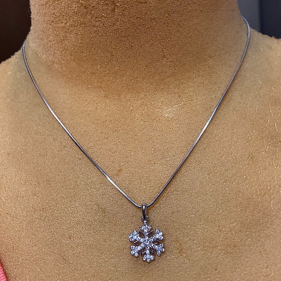 Festive snowflake necklace - Picture 2 of 3